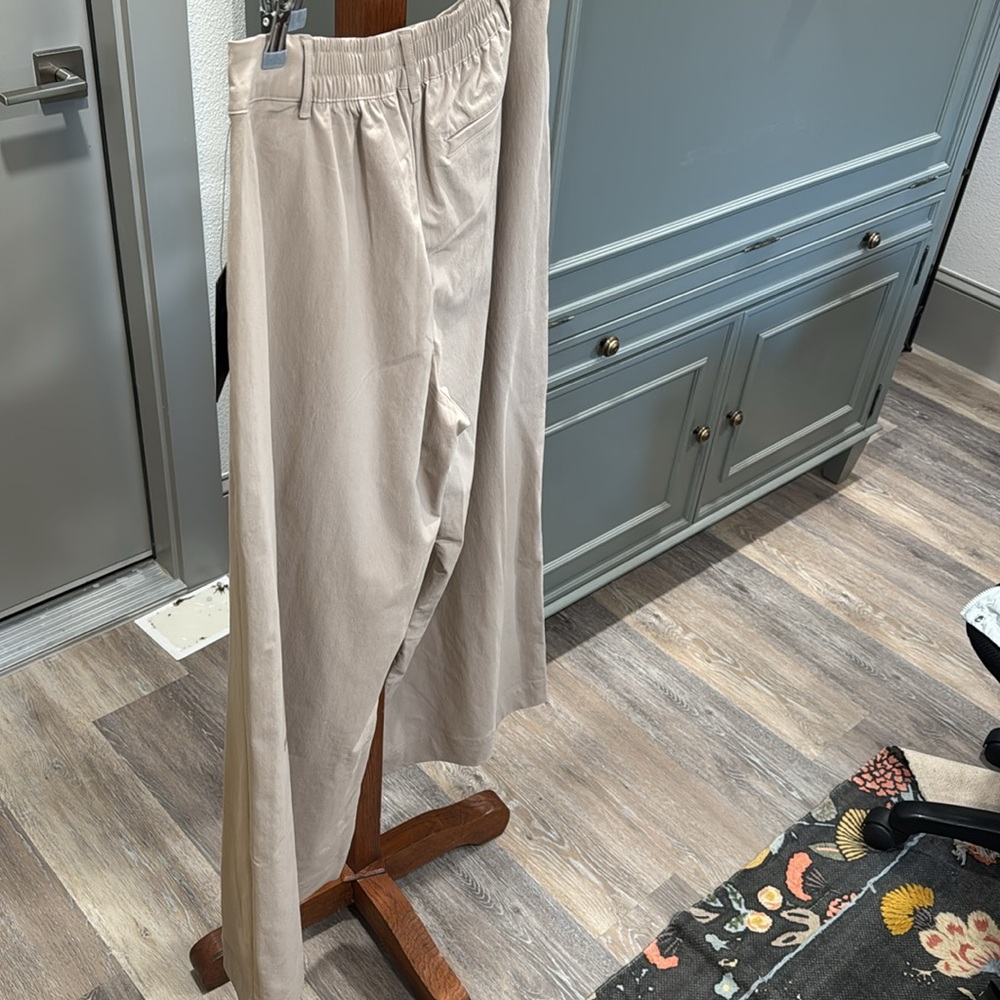 Fabletics NWT large khaki work pants. - Picture 2 of 4